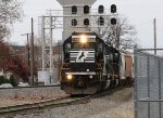 NS 3371 leads train P15 down the yard lead